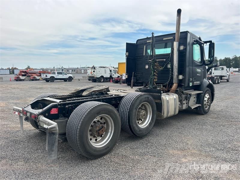 Volvo VNR300 6x2 T/A Day Cab Truck Tractor Ťahače