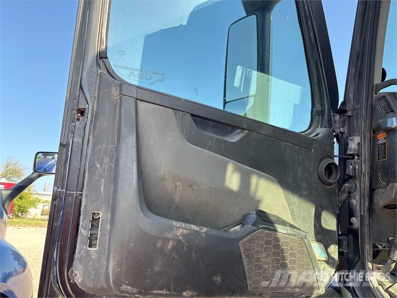Volvo VNR300 6x2 T/A Day Cab Truck Tractor Trekkvogner