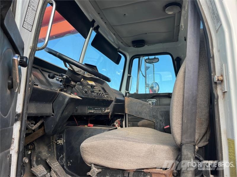 Volvo WG Kombinuotos paskirties / vakuuminiai sunkvežimiai
