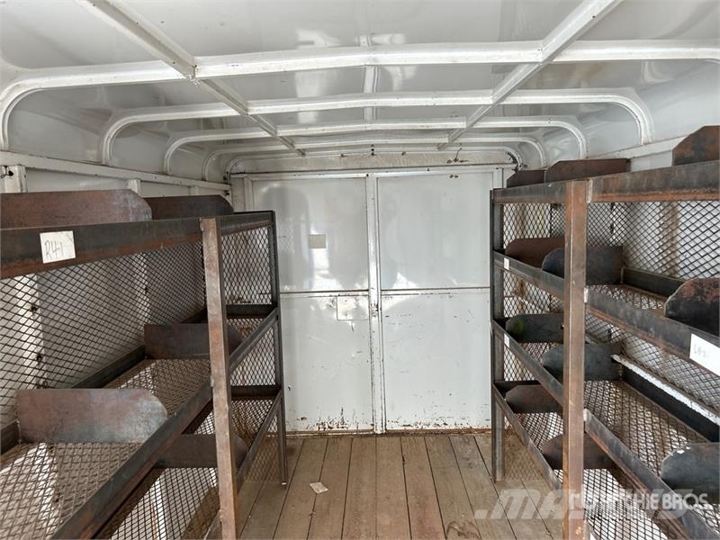 W-W 16 ft T/A Enclosed Trailer Skříňové přívěsy