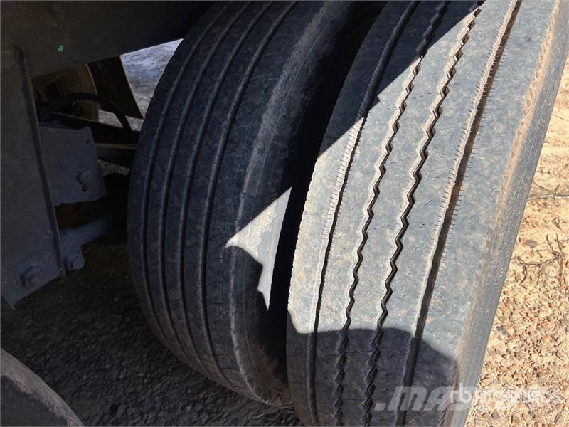 Wabash DVCVHPC 53 ft x 102 in T/A Van Trailer Причепи-фургони