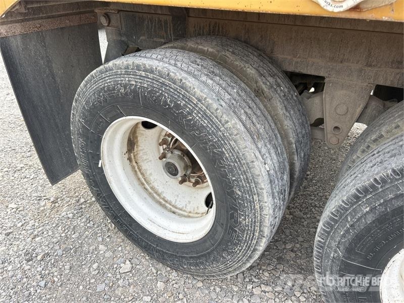 Warren 12 ft T/A Pup Dump Trailer Bañera