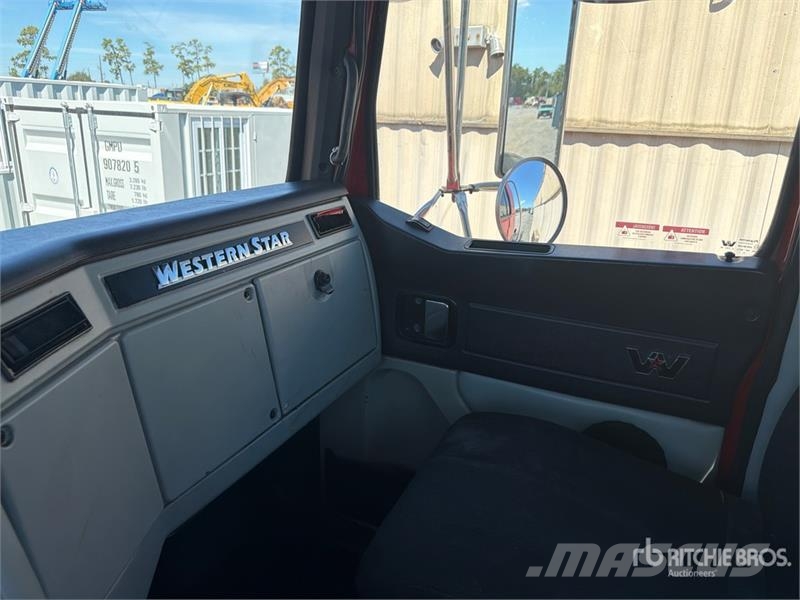 Western Star 4700 6x4 T/A Day Cab Truck Tractor Vlačilci