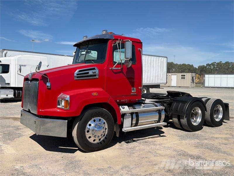 Western Star 4700 6x4 T/A Day Cab Truck Tractor Vlačilci