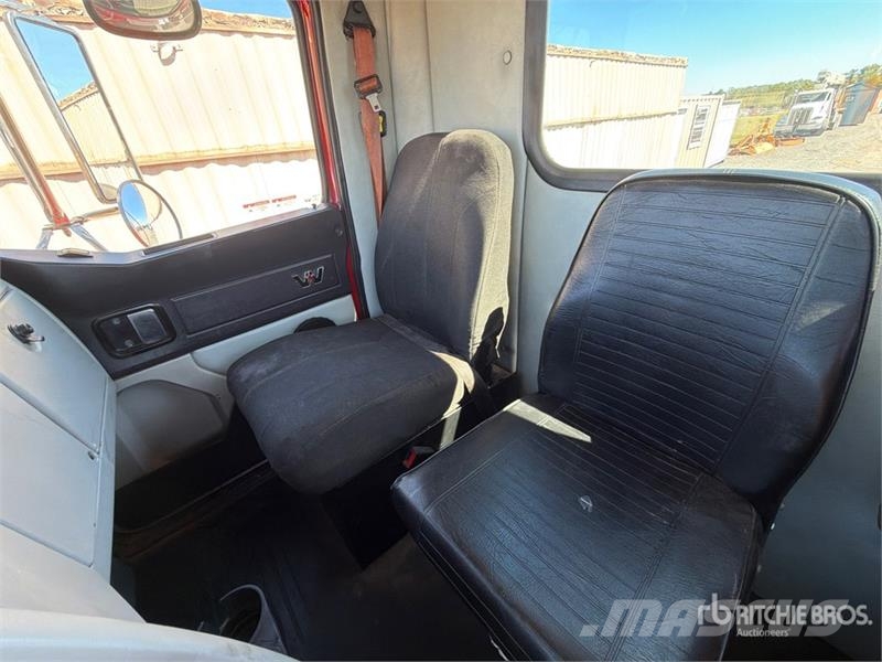Western Star 4700 6x4 T/A Day Cab Truck Tractor Vlačilci