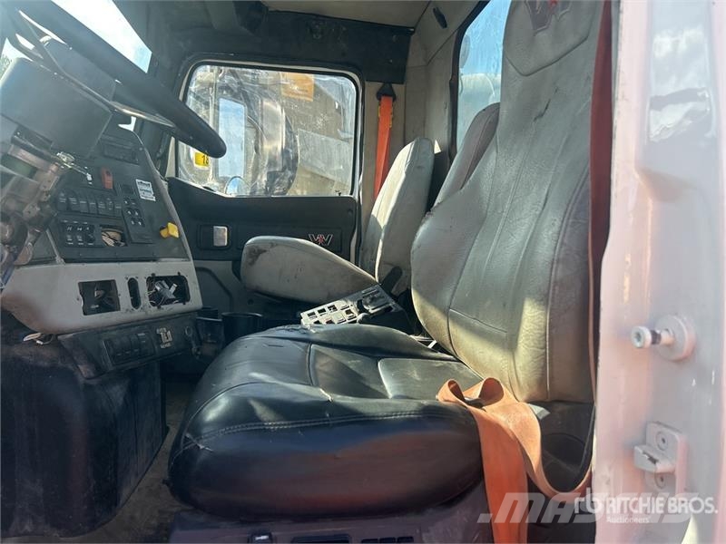 Western Star 4700 8x4 Cab and Chassis (Inoperable) Kabīnes un interjers