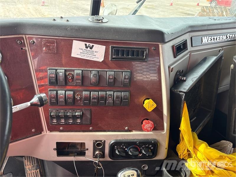 Western Star 4700SB Flatbed Truck Camiones plataforma