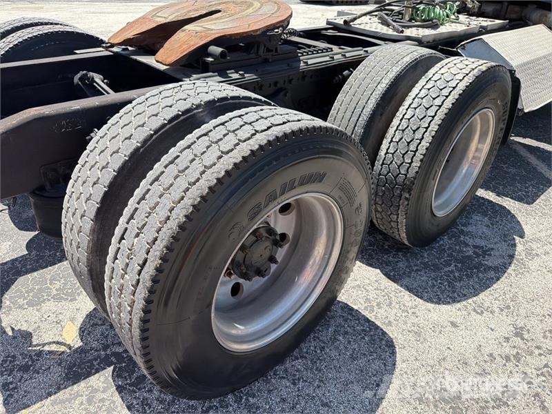 Western Star 4900 6x4 T/A Day Cab Truck Tractor وحدات الجر