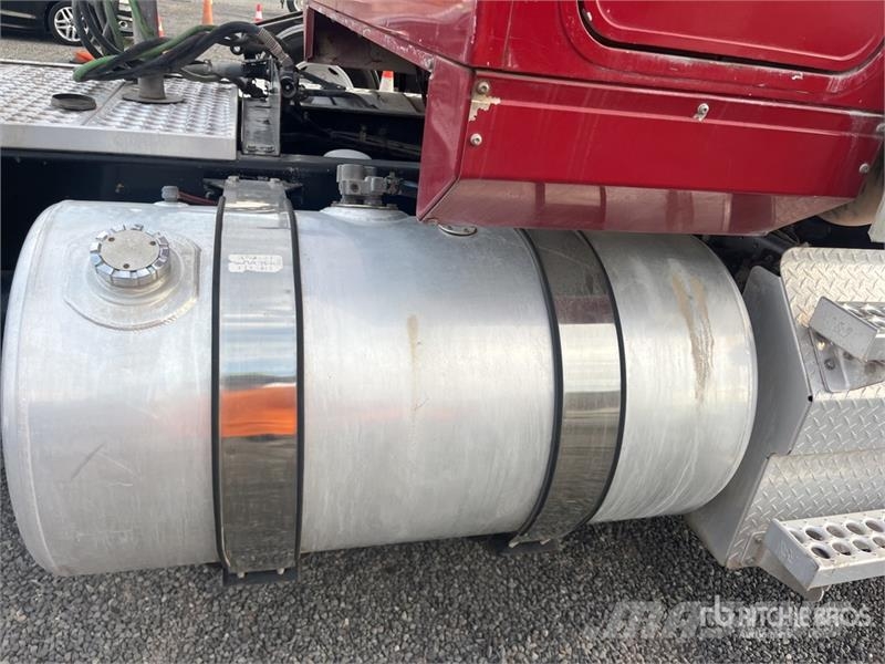 Western Star 4900SA 6x4 T/A Sleeper Truck Tractor (Inoperable) Влекачи