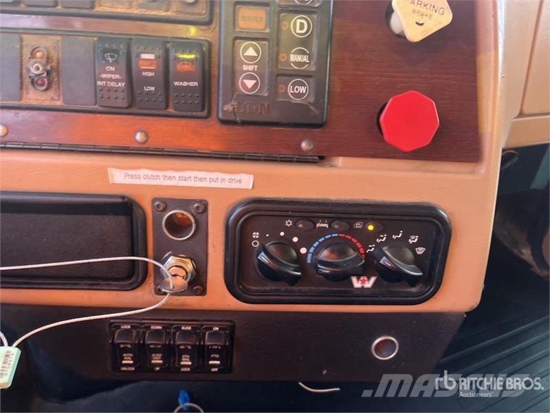 Western Star 4900SA 6x4 T/A Sleeper Truck Tractor (Inoperable) Влекачи