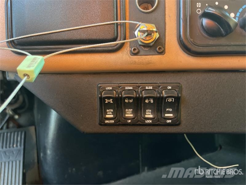 Western Star 4900SA 6x4 T/A Sleeper Truck Tractor (Inoperable) Влекачи