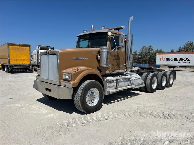 Western Star 4900SA 8x4 Tri/A Day Cab Truck Tractor Dragbilar