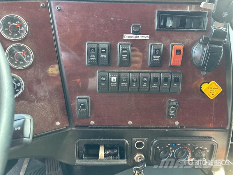 Western Star 5700XE 4x2 Van Truck Camiones con caja de remolque