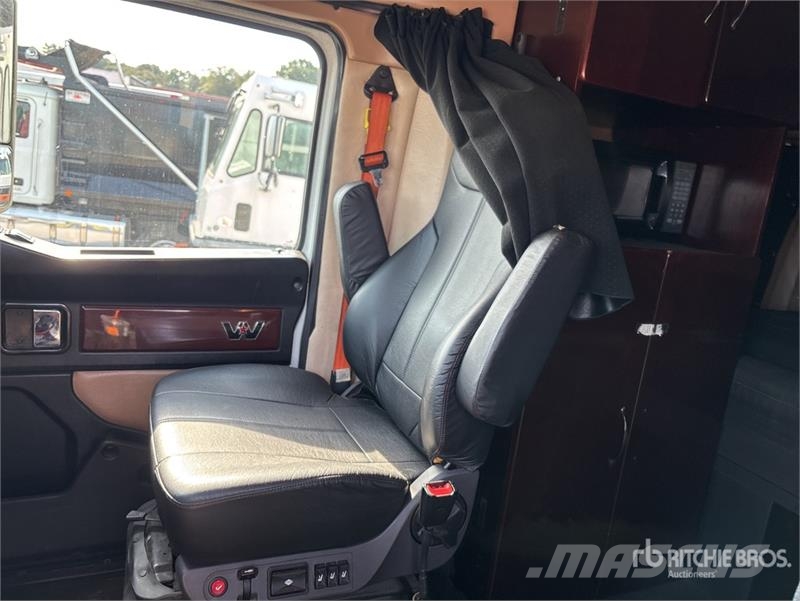 Western Star 5700XE 4x2 Van Truck Camiones con caja de remolque