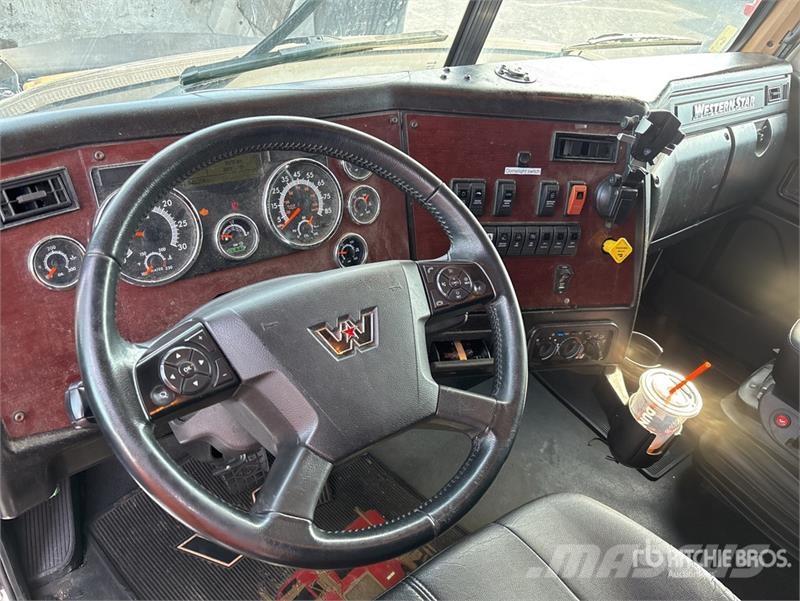 Western Star 5700XE 4x2 Van Truck Camiones con caja de remolque