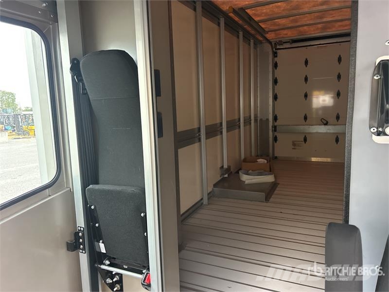 Workhorse W750 Electric 4x2 Step Van Dobozos