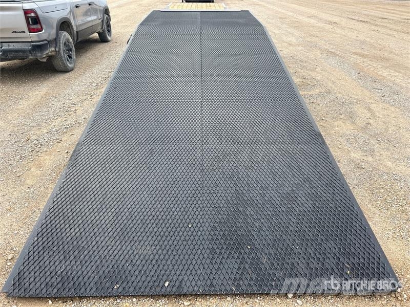 X-STAR 25 ft x 101 in Loading Ramp معدات البناء - غير ذلك