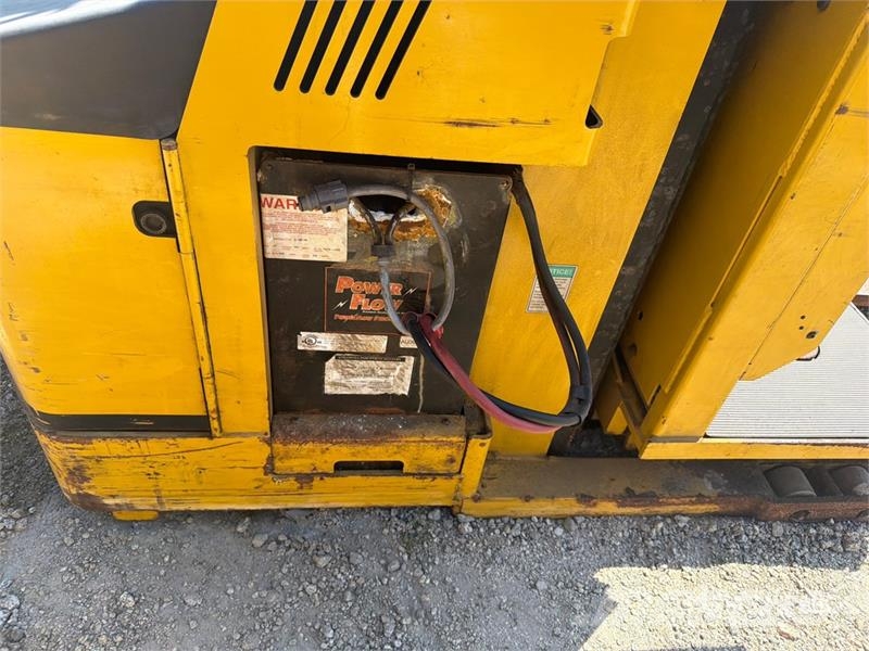 Yale 3000 lb Order Picker Mittelhub-Kommissionierer