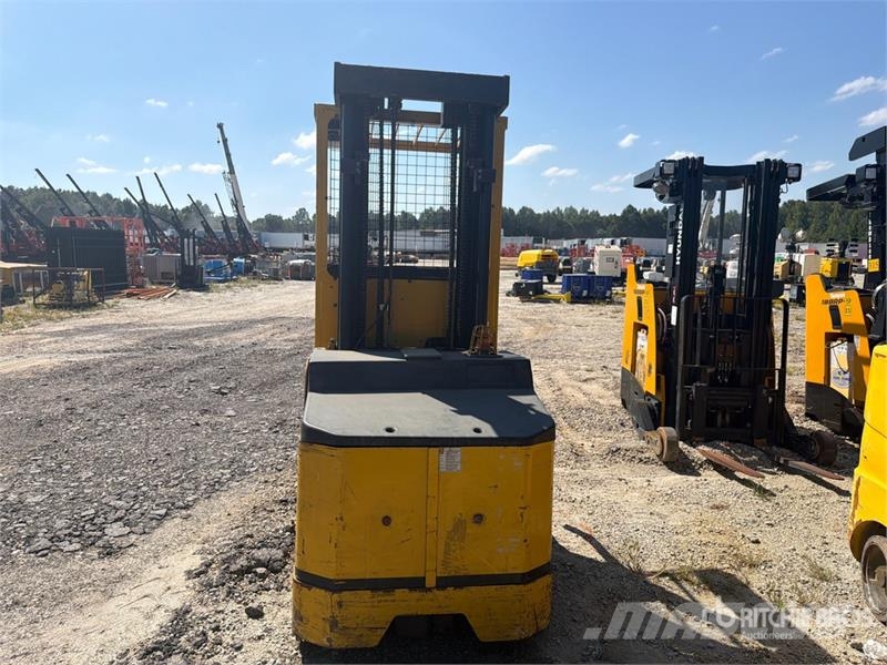 Yale 3000 lb Order Picker Mittelhub-Kommissionierer