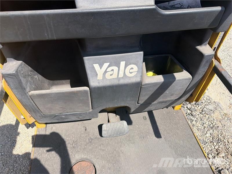 Yale 3000 lb Order Picker Mittelhub-Kommissionierer