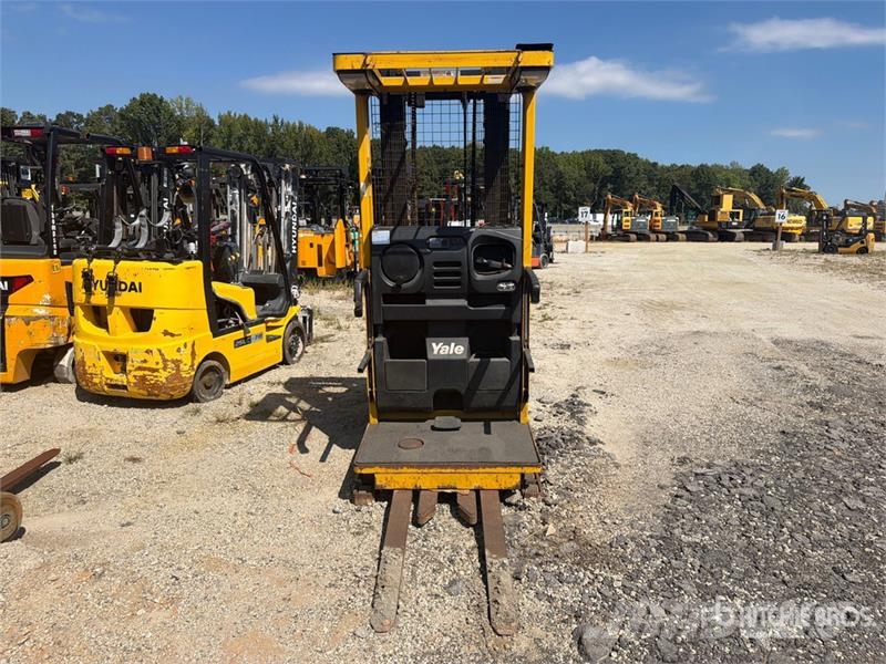 Yale 3000 lb Order Picker Mittelhub-Kommissionierer
