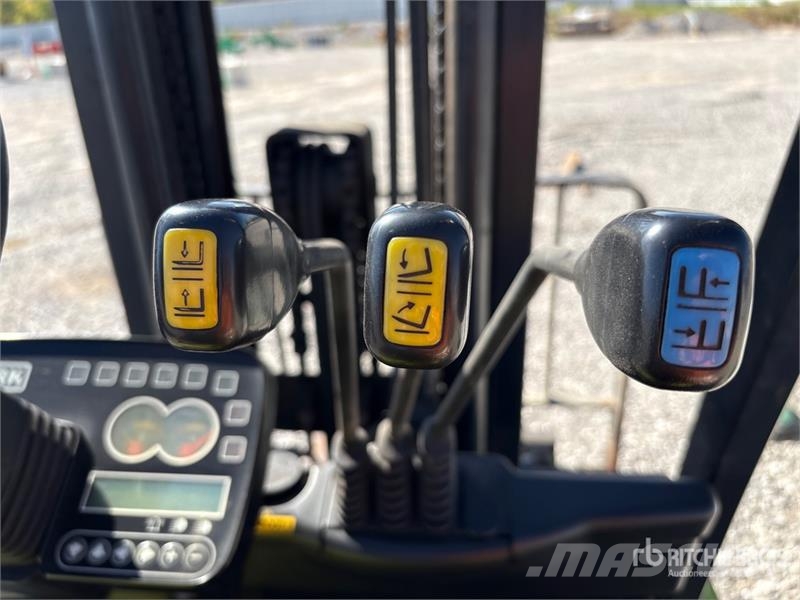 Yale 5450 lb Cushion Tire Forklift フォークリフト - その他