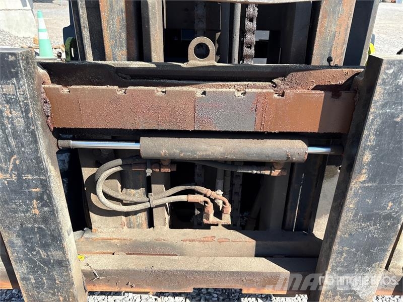 Yale 5450 lb Cushion Tire Forklift フォークリフト - その他