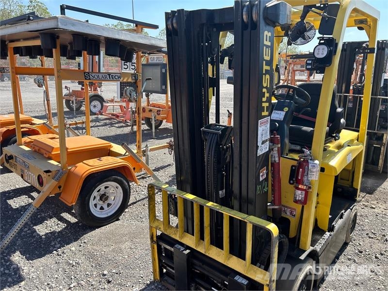 Yale E50XN-33 4950 lb Electric Forklift (Inoperable) バッテリーフォークリフト