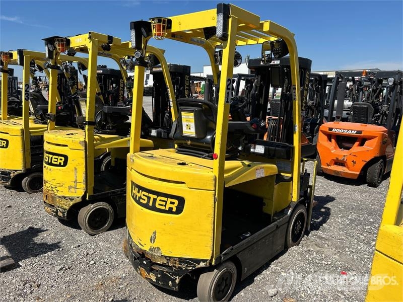 Yale E50XN-33 4950 lb Electric Forklift (Inoperable) Electric forklifts