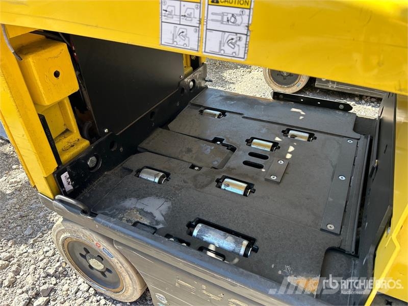 Yale E50XN-33 4950 lb Electric Forklift (Inoperable) バッテリーフォークリフト