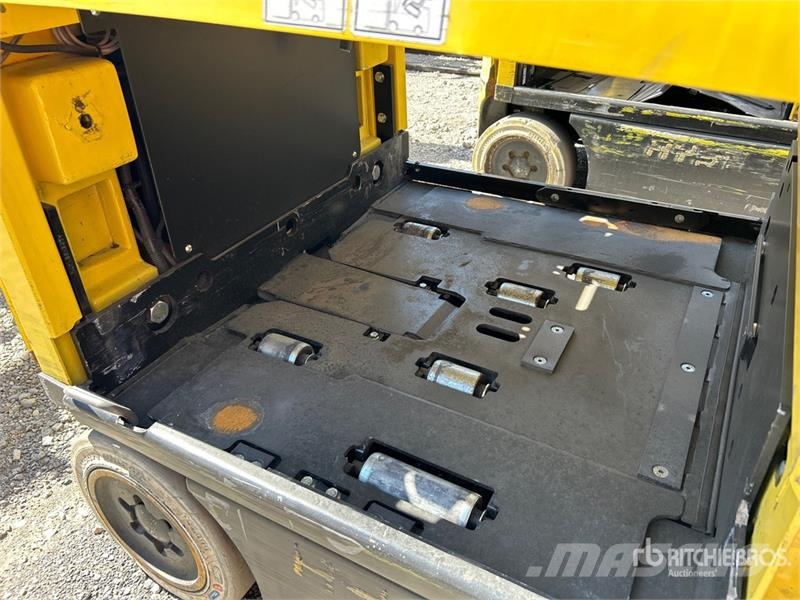 Yale E50XN-33 4950 lb Electric Forklift (Inoperable) Electric forklifts