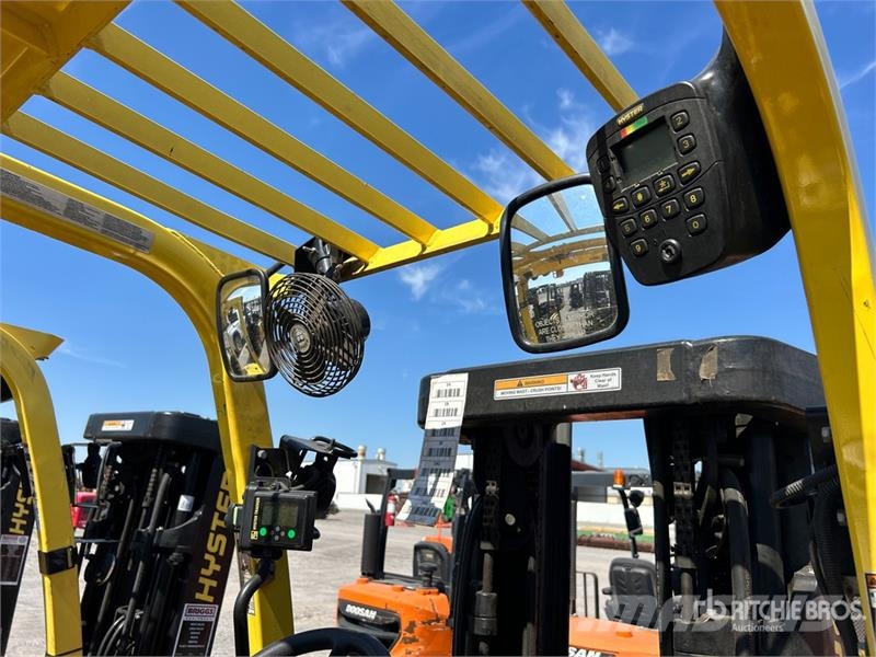 Yale E50XN-33 4950 lb Electric Forklift (Inoperable) Electric forklifts
