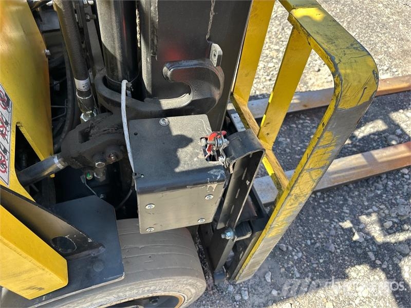 Yale E50XN-33 4950 lb Electric Forklift (Inoperable) バッテリーフォークリフト