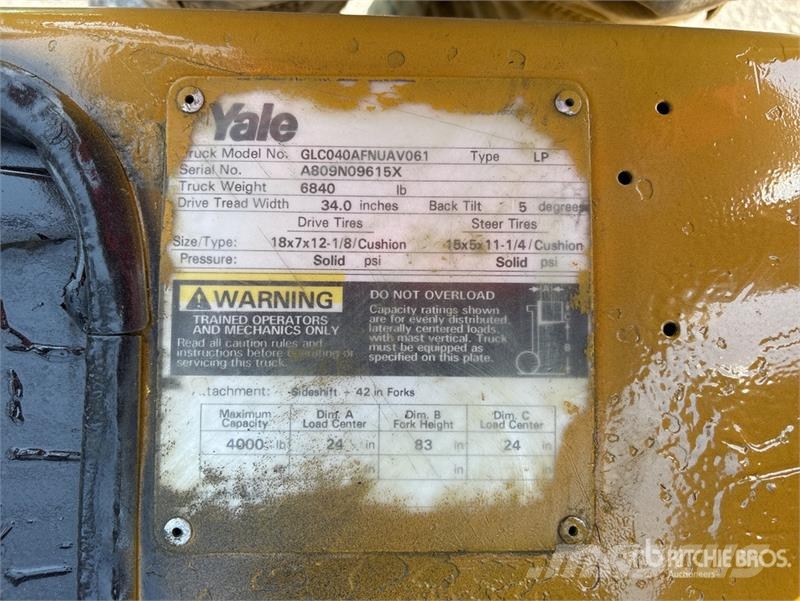 Yale GLC040AFNUAV061 4000 lb Pneumatic Tire Forklift Viličari - ostalo