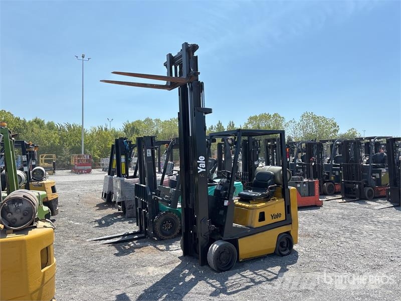 Yale GLC040AFNUAV061 4000 lb Pneumatic Tire Forklift Viličari - ostalo