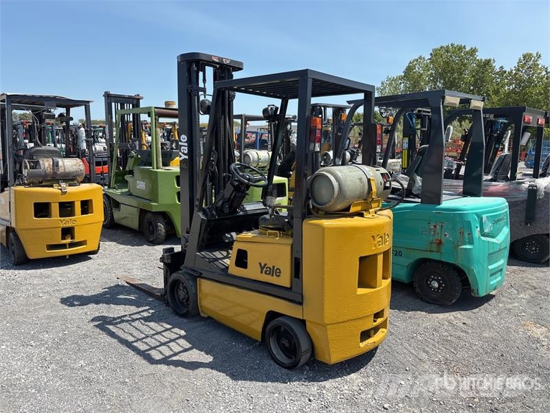 Yale GLC040AFNUAV061 4000 lb Pneumatic Tire Forklift Viličari - ostalo
