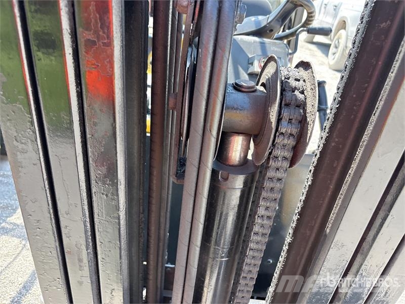 Yale GLC040AFNUAV061 4000 lb Pneumatic Tire Forklift Viličari - ostalo