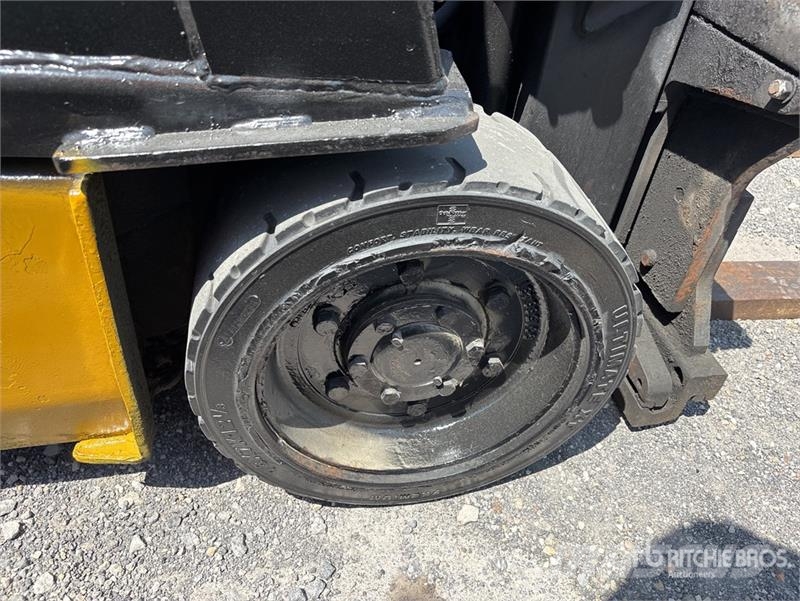 Yale GLC040AFNUAV061 4000 lb Pneumatic Tire Forklift Viličari - ostalo