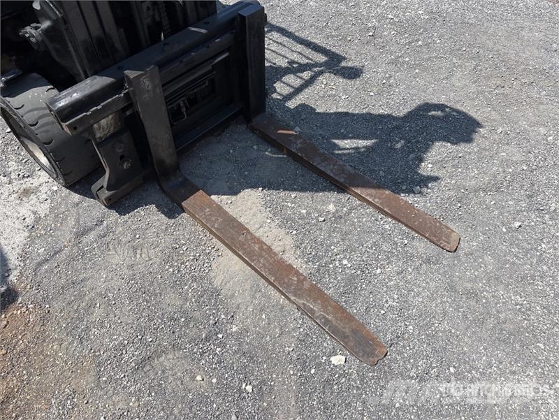 Yale GLC040AFNUAV061 4000 lb Pneumatic Tire Forklift Viličari - ostalo