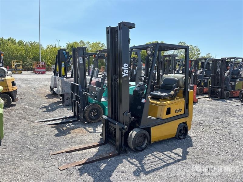 Yale GLC040AFNUAV061 4000 lb Pneumatic Tire Forklift Viličari - ostalo