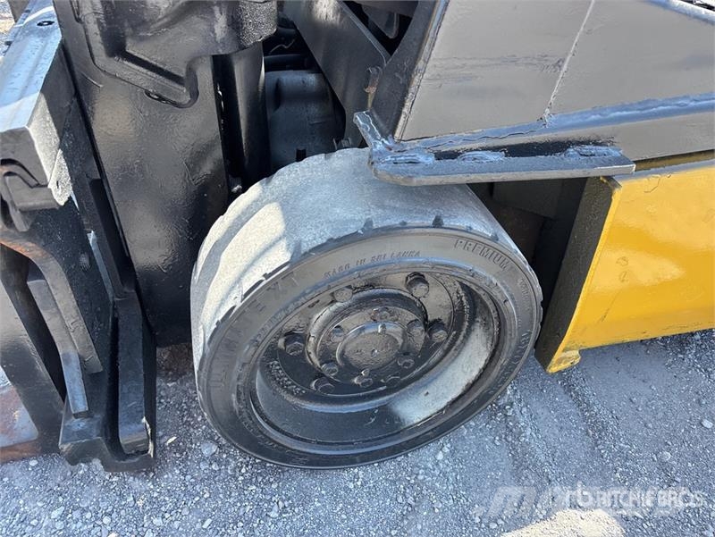 Yale GLC040AFNUAV061 4000 lb Pneumatic Tire Forklift Viličari - ostalo