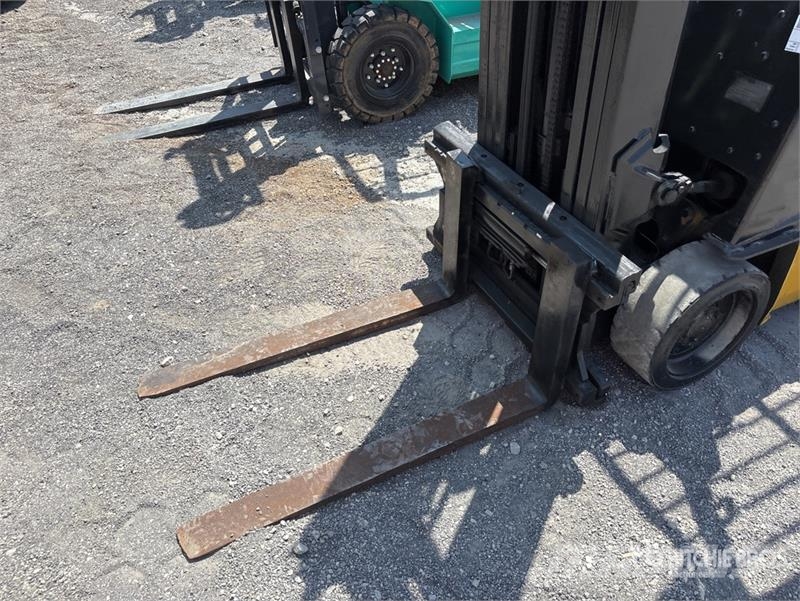 Yale GLC040AFNUAV061 4000 lb Pneumatic Tire Forklift Viličari - ostalo