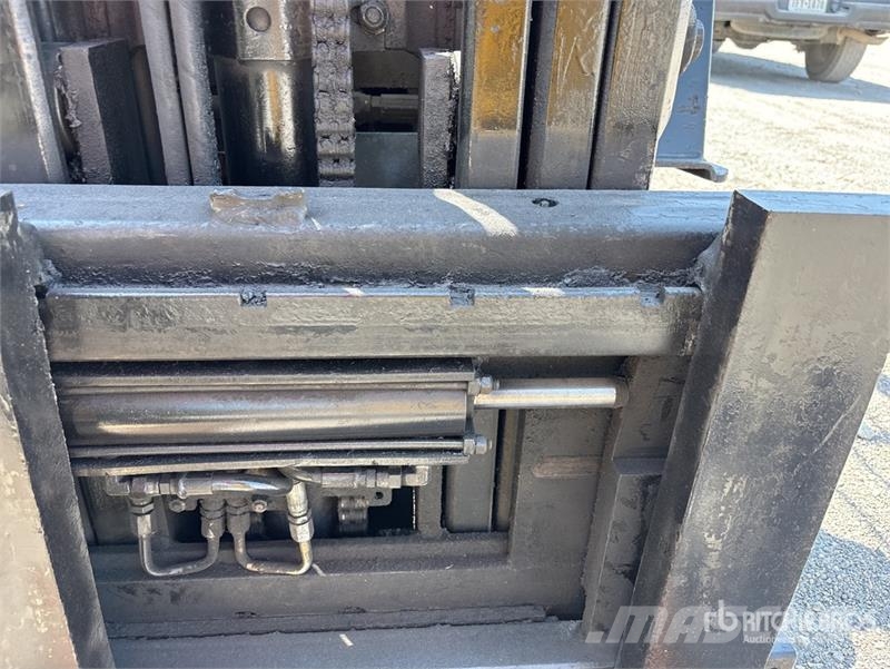 Yale GLC040AFNUAV061 4000 lb Pneumatic Tire Forklift Viličari - ostalo