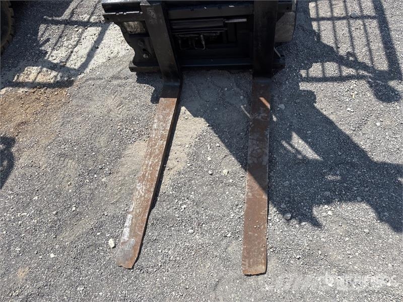 Yale GLC040AFNUAV061 4000 lb Pneumatic Tire Forklift Viličari - ostalo
