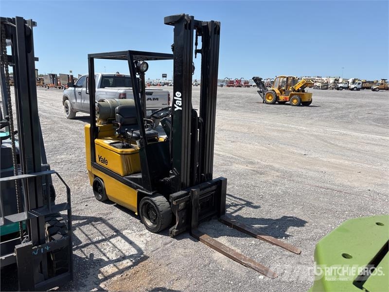 Yale GLC040AFNUAV061 4000 lb Pneumatic Tire Forklift Viličari - ostalo