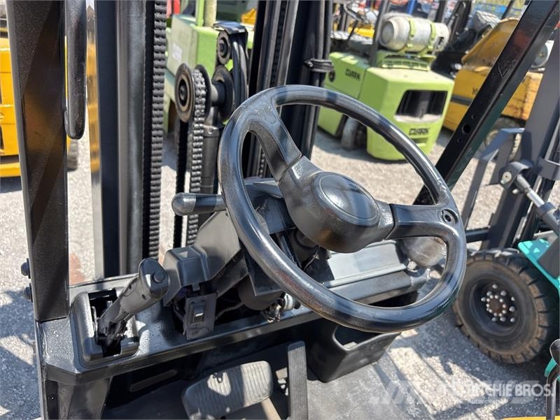 Yale GLC040AFNUAV061 4000 lb Pneumatic Tire Forklift Viličari - ostalo