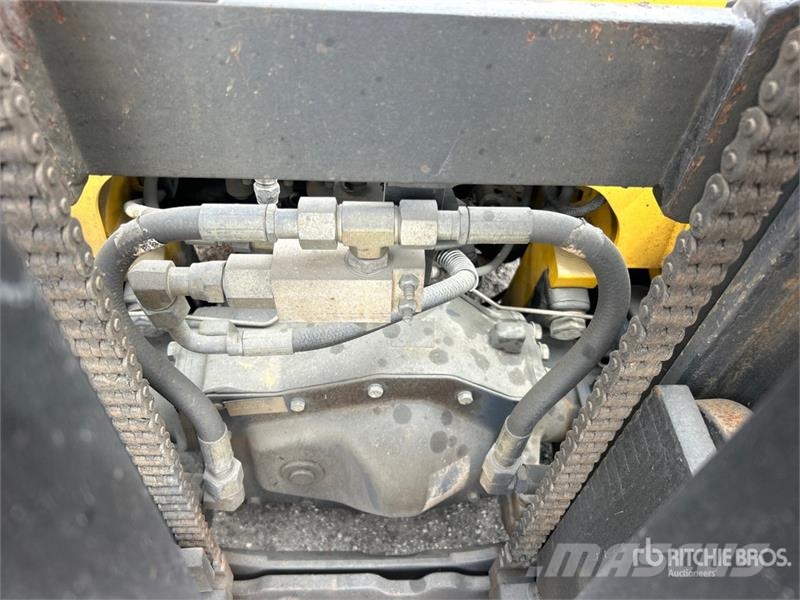Yale GLP040SVXNURV084 4000 lb Pneumatic Tire Forklift ( フォークリフト - その他