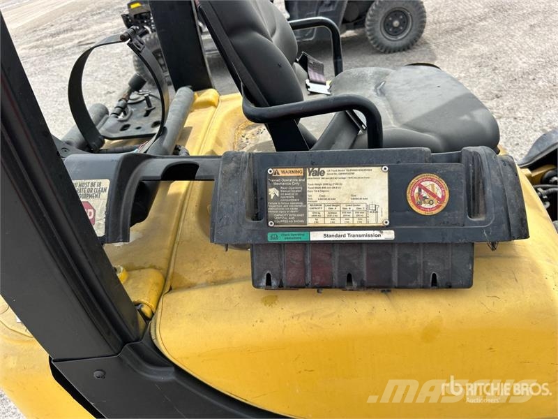Yale GLP040SVXNURV084 4000 lb Pneumatic Tire Forklift ( フォークリフト - その他