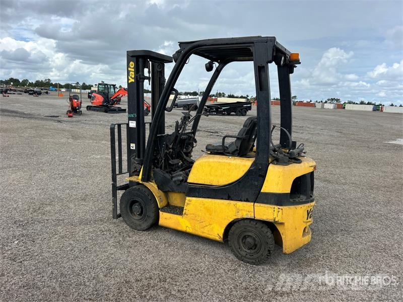 Yale GLP040SVXNURV084 4000 lb Pneumatic Tire Forklift ( フォークリフト - その他
