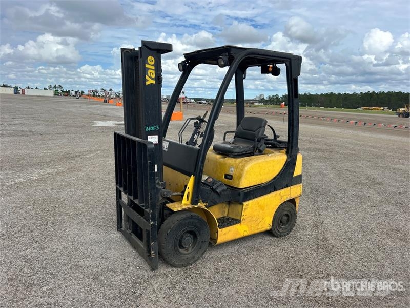 Yale GLP040SVXNURV084 4000 lb Pneumatic Tire Forklift ( フォークリフト - その他